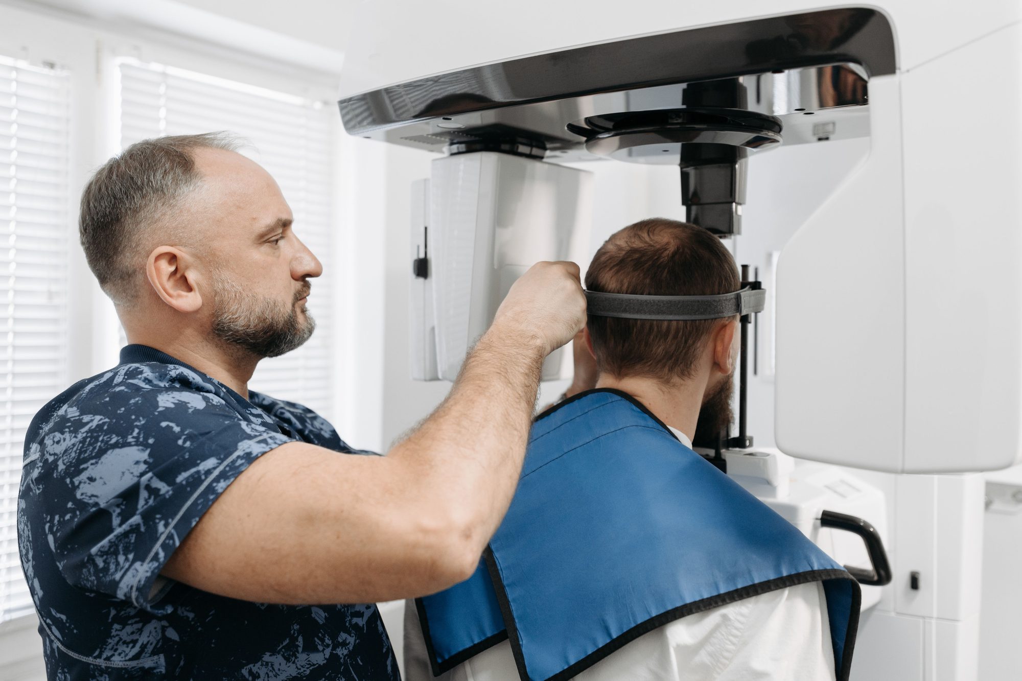 Preparazione di un paziente per una radiografia dentale