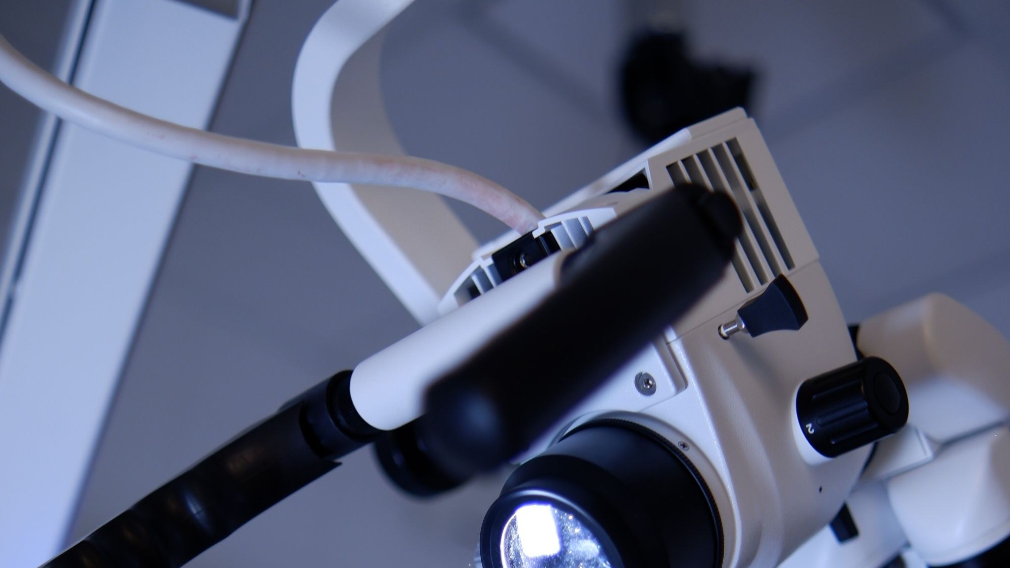 Testa di un microscopio operatorio con la luce accesa