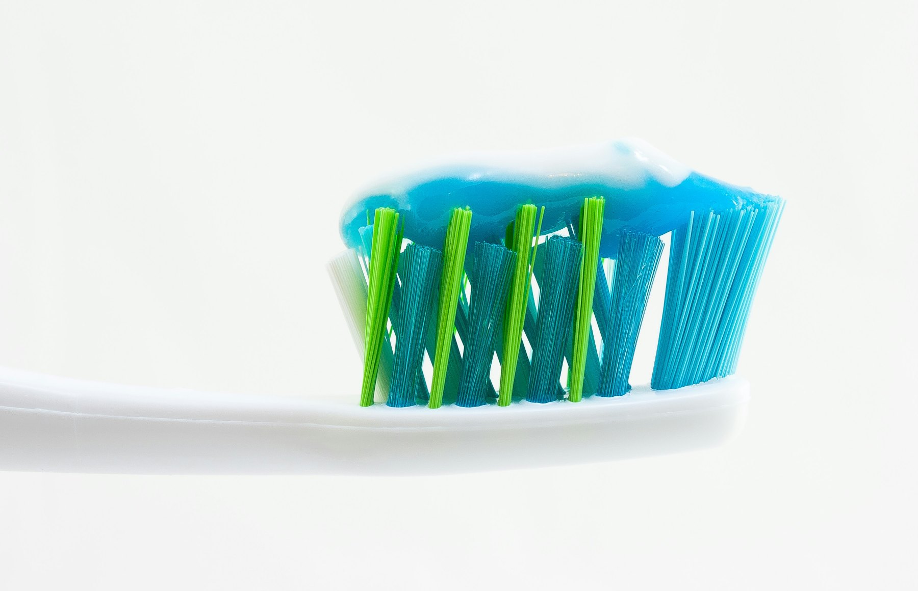 Testina di uno spazzolino da denti con dentifricio