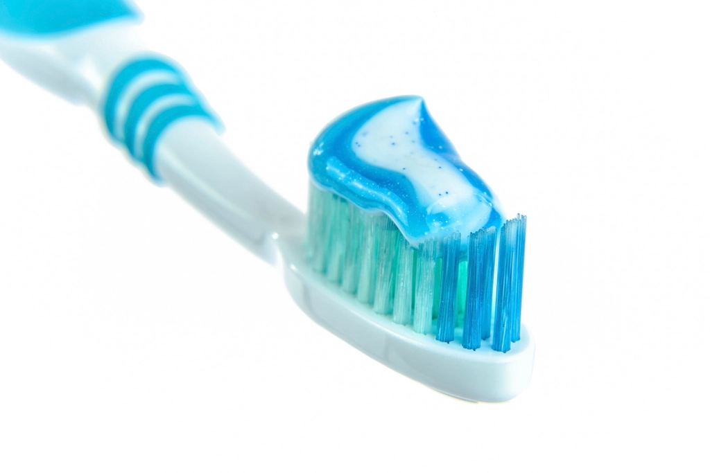 Spazzolino e dentifricio per l'igiene orale quotidiana